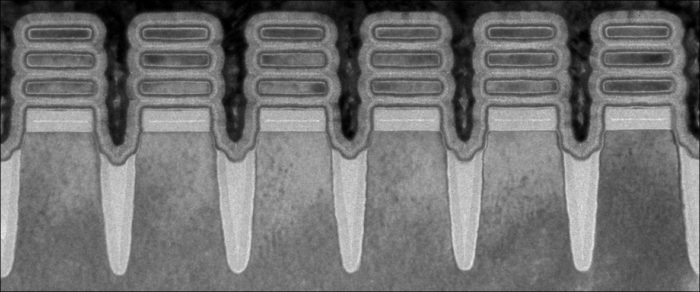 Micrografia eletrônica de transistores de chip semicondutor, com estruturas de canal empilhadas em nanofolhas, mostrando a escala microscópica dos processadore…