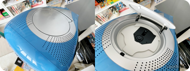 Console Dreamcast azul da SEGA com tampa aberta mostrando o drive de disco e a unidade interna, em duas fotos lado a lado