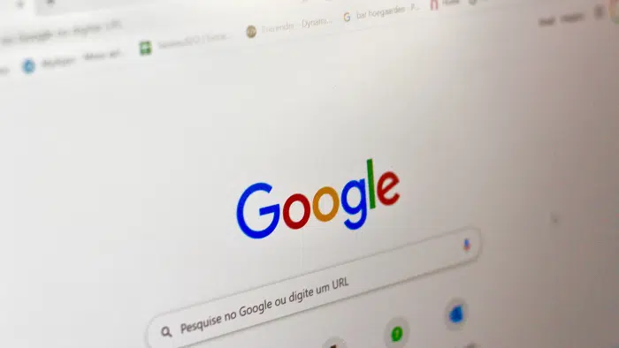 Tela de computador mostrando a página inicial do Google no navegador Chrome, com a barra de favoritos e a caixa de pesquisa "Pesquise no Google ou digite um URL