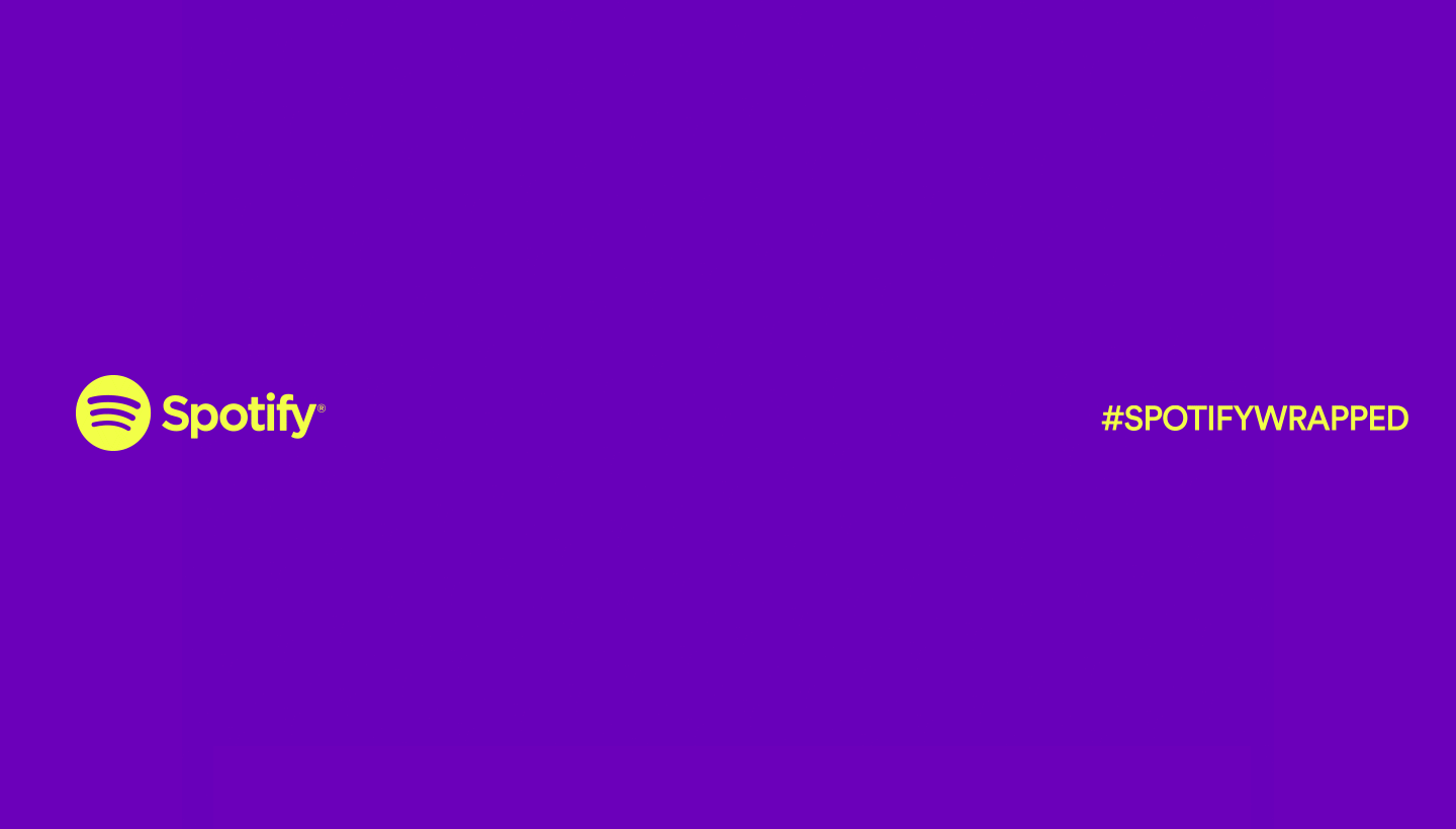 Logo do Spotify em amarelo sobre fundo roxo, ao lado da hashtag #SpotifyWrapped