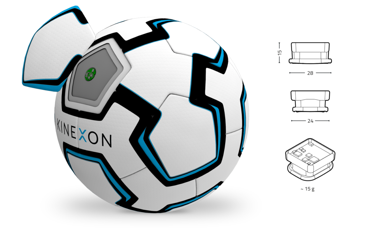 Bola de futebol branca e azul Kinexon com sensor embutido em um dos gomos, ao lado de desenhos técnicos com medidas em milímetros e peso de cerca de 15 g