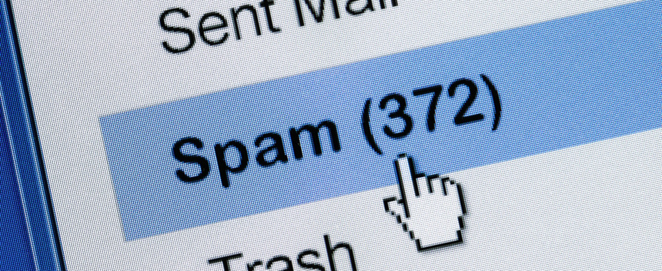Captura de tela de caixa de e-mail com a pasta Spam destacada, mostrando 372 mensagens, com cursor de mão sobre a opção