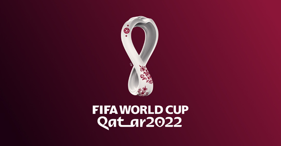 Logotipo oficial da Copa do Mundo FIFA Qatar 2022 em branco sobre fundo gradiente vinho com o troféu estilizado no topo