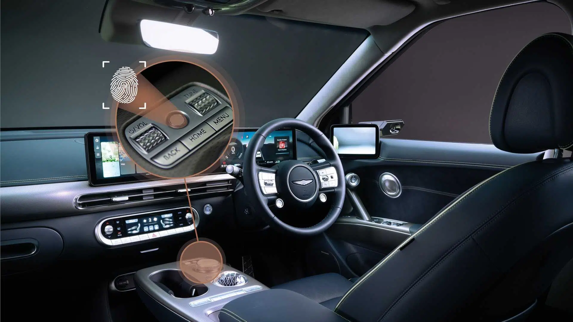 Interior do Genesis GV60 com zoom no botão de partida por impressão digital e tela central de multimídia, com destaque para o sistema de reconhecimento biométr…