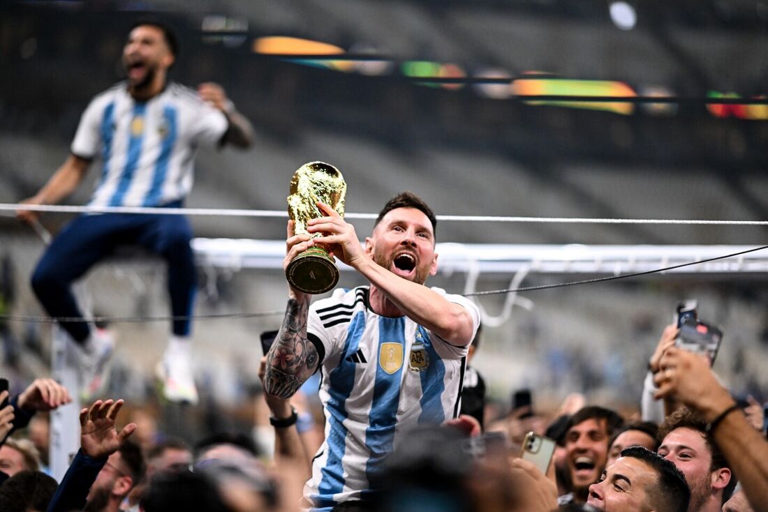 Messi levantando taça da Copa do Mundo é a foto mais curtida do Instagram