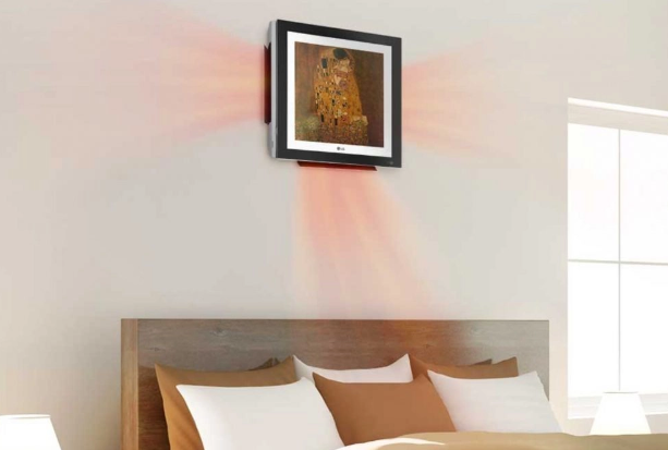 Ar-condicionado LG de parede com moldura preta exibindo a obra "O Beijo" de Klimt, com jatos de ar avermelhados saindo acima de uma cama