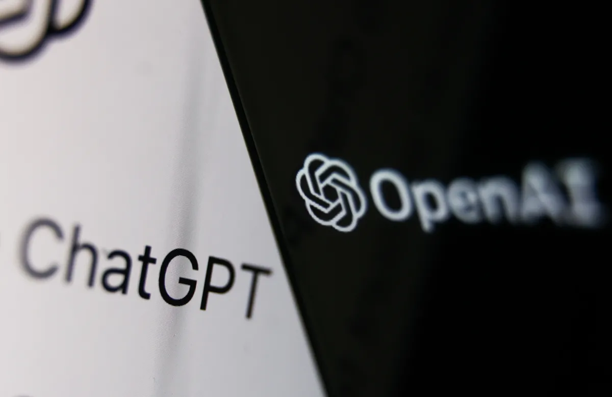 Logotipo da OpenAI e o nome ChatGPT em telas de celular, em close com fundo escuro e claro lado a lado