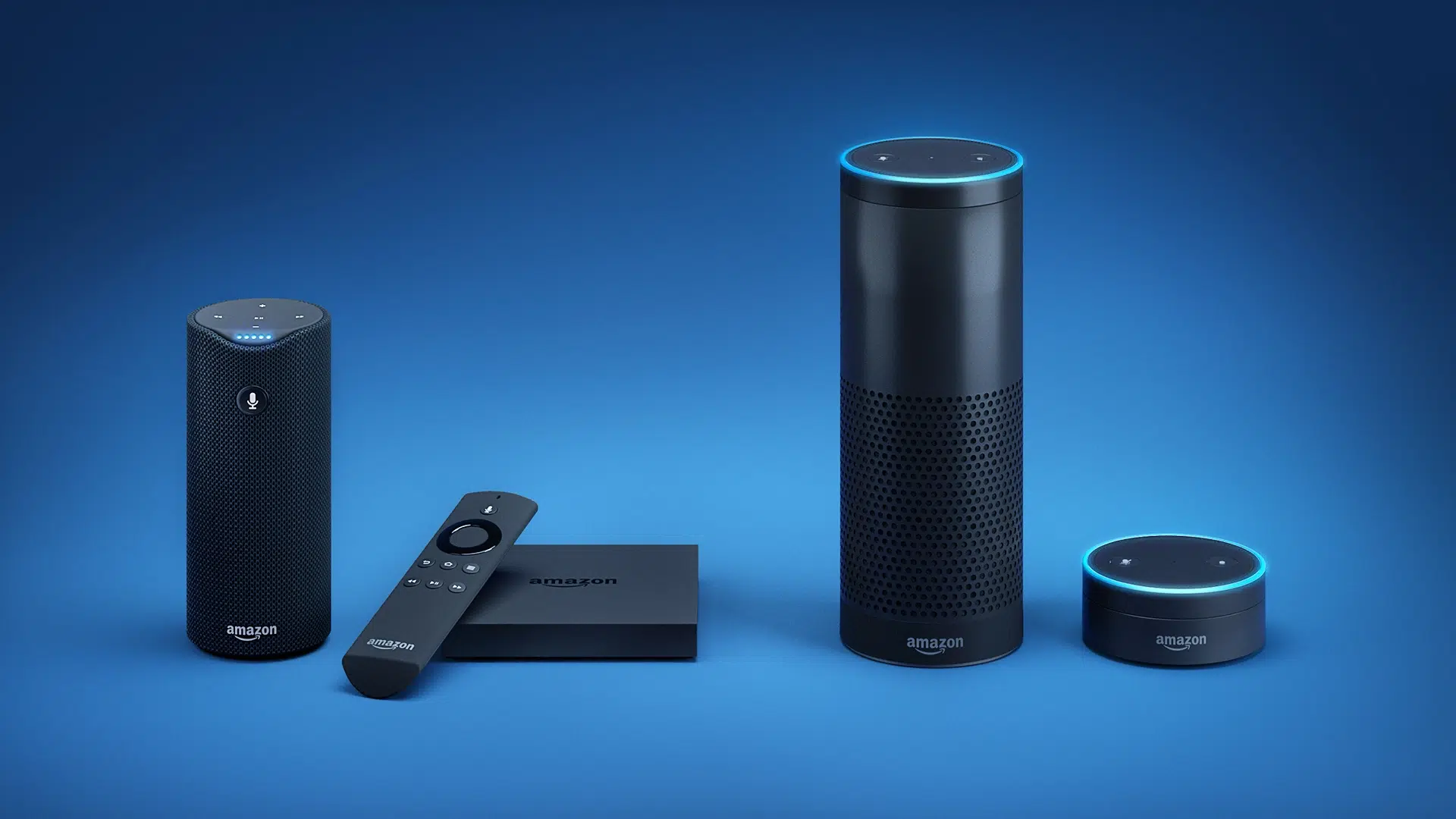 Alto-falantes inteligentes Amazon Echa e Echo Dot, controle remoto Fire TV e Fire TV Stick com a marca Amazon sobre fundo azul