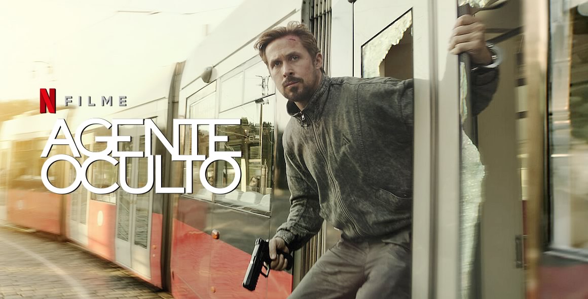 Pôster do filme Agente Oculto da Netflix: homem de jaqueta cinza salta de um bonde vermelho e branco segurando uma pistola