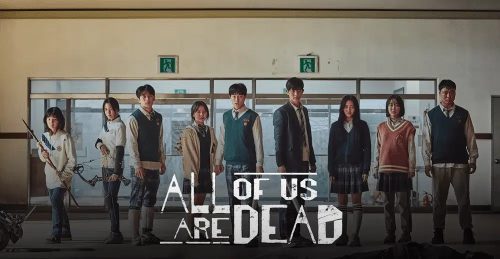 Pôster da série All of Us Are Dead com nove jovens de uniforme escolar em pé num corredor, alguns armados com arco, machado e lança, e o título em destaque