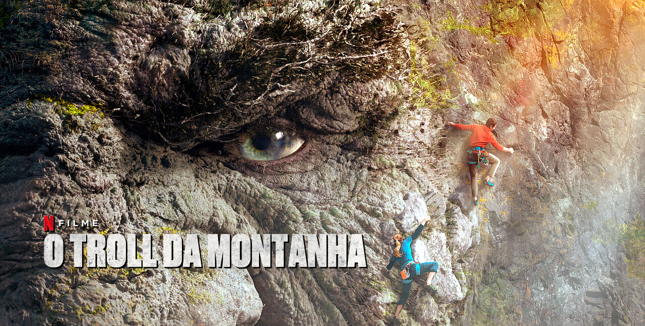Pôster do filme O Troll da Montanha, da Netflix, com um rosto gigante de troll esculpido na rocha e dois escaladores subindo o penhasco