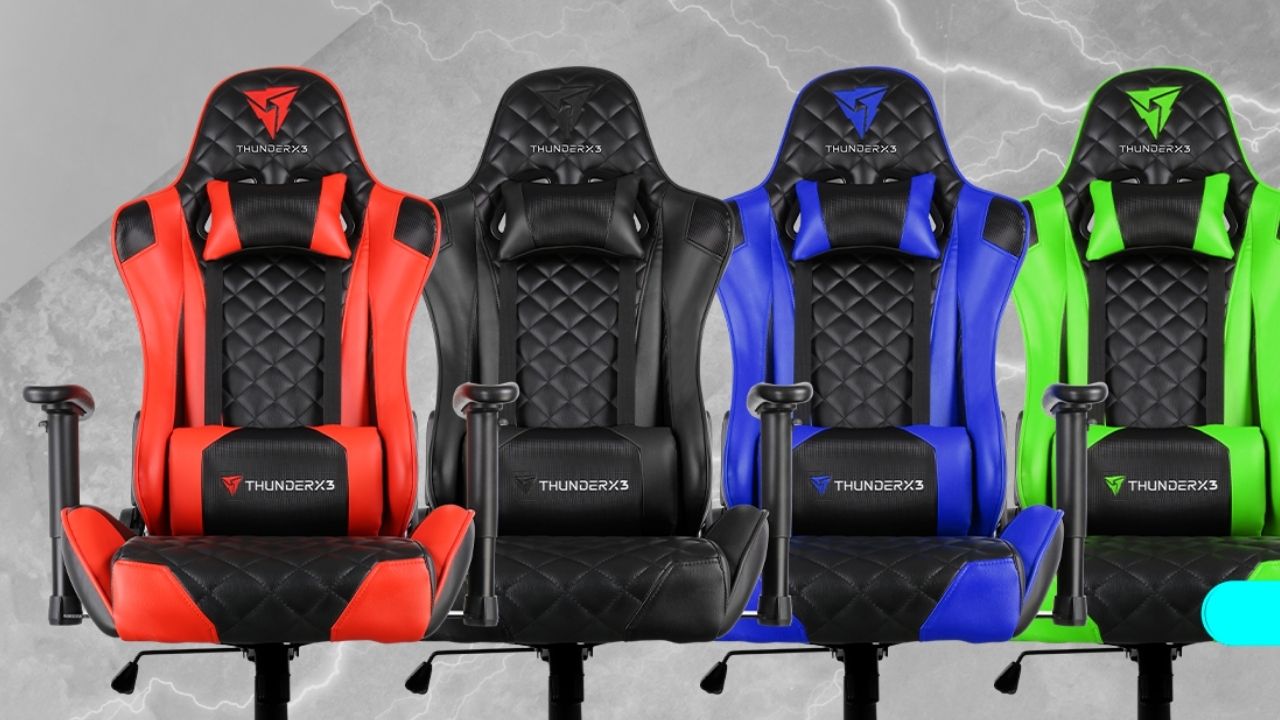 Quatro cadeiras gamer ThunderX3 lado a lado nas cores vermelha, preta, azul e verde, com detalhes em couro sintético e apoios de braço