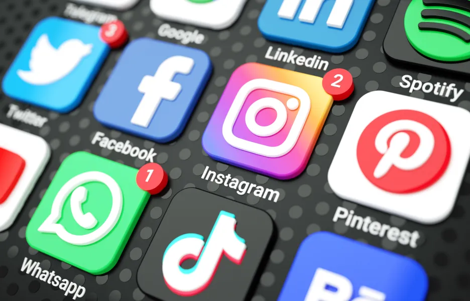 Ícones de aplicativos de redes sociais na tela de um celular, com destaque para Instagram, Facebook, WhatsApp, TikTok, Pinterest e Twitter
