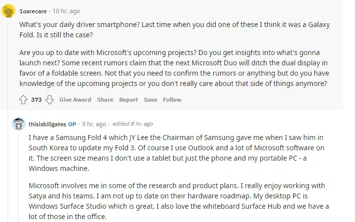 Captura de comentários de fórum em inglês, em que um usuário pergunta sobre o celular de Bill Gates e a resposta atribuída a ele cita um Samsung Galaxy Fold 4…