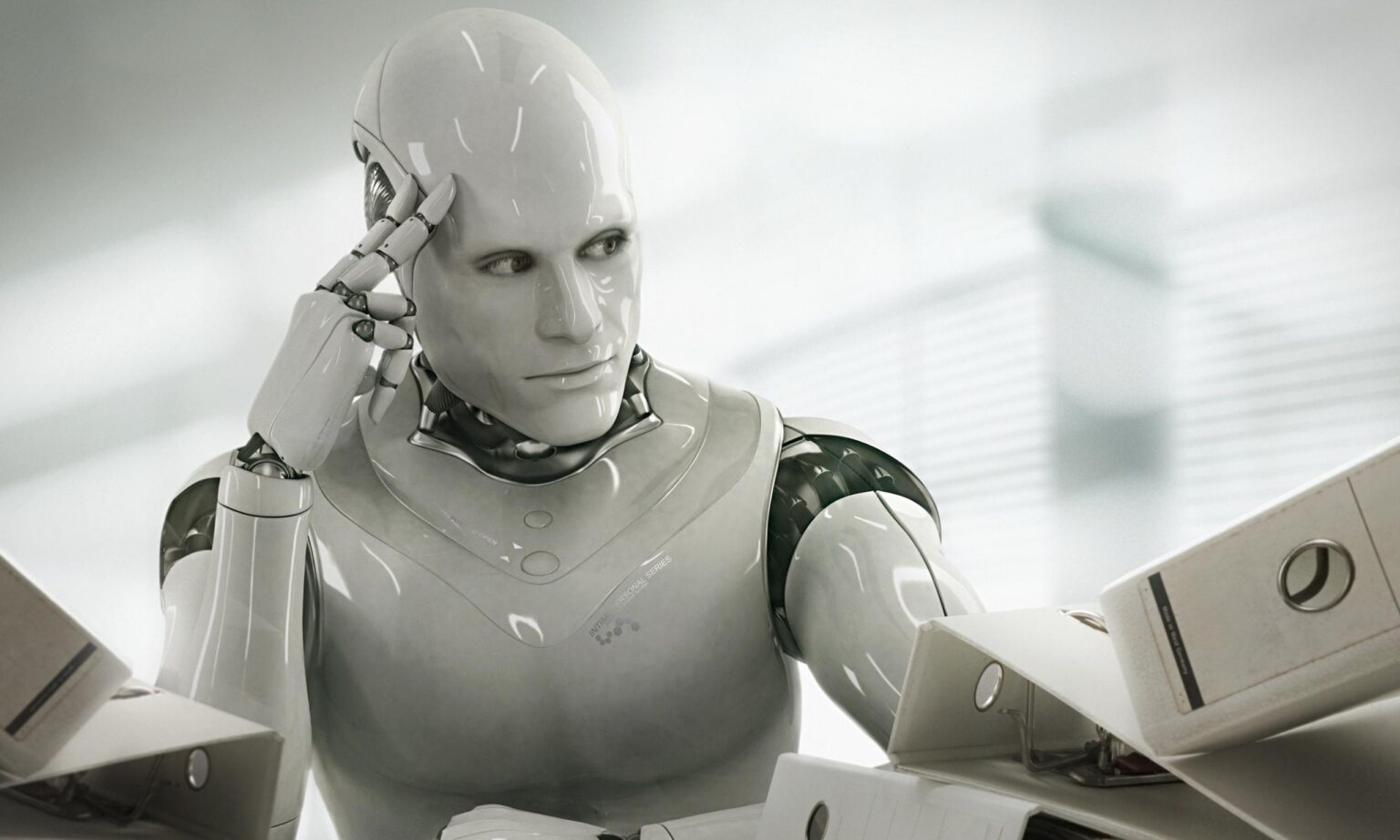 Robô humanoide branco e brilhante pensativo, com a mão no rosto, ao lado de pastas de arquivo em um escritório