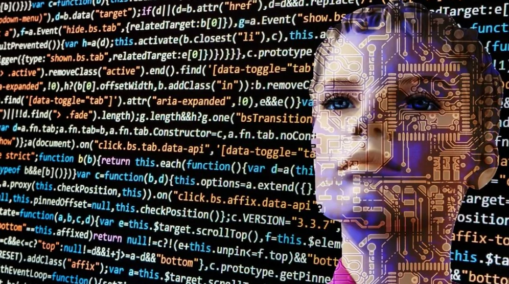 Rosto feminino de robô com circuitos dourados sobreposto a uma tela cheia de código-fonte em JavaScript, ilustrando inteligência artificial