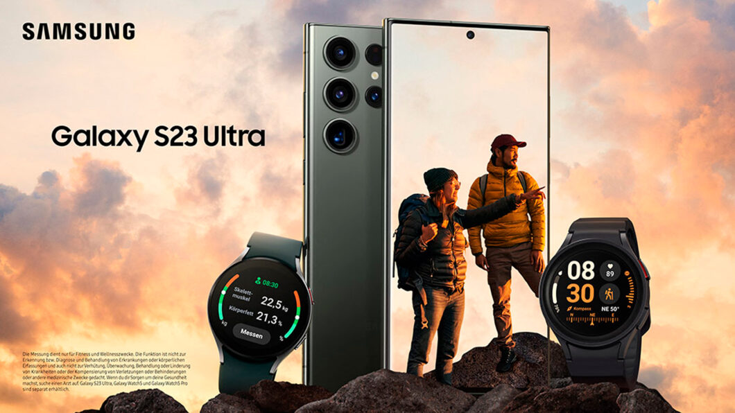 Samsung Galaxy S23 Ultra verde em destaque, com dois viajantes sobre rochas ao pôr do sol e smartwatches Galaxy Watch nas laterais
