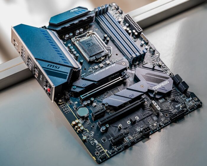 Placa-mãe MSI com dissipadores azuis e pretos, soquete LGA e slots de memória, modelo MPG Z490 Gaming Edge WiFi visível na serigrafia