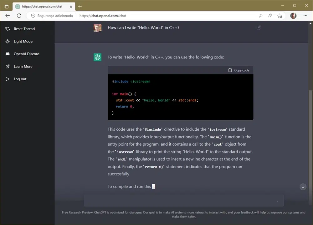 Captura de tela do ChatGPT no navegador mostrando a pergunta sobre como escrever "Hello, World" em C++ e o código de exemplo com a resposta explicando o funcio…