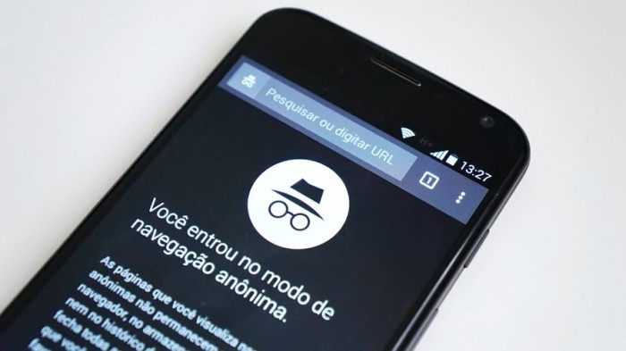 Smartphone Android exibindo a tela do Chrome em modo de navegação anônima, com o ícone de chapéu e óculos de espião e o texto "Você entrou no modo de navegação…
