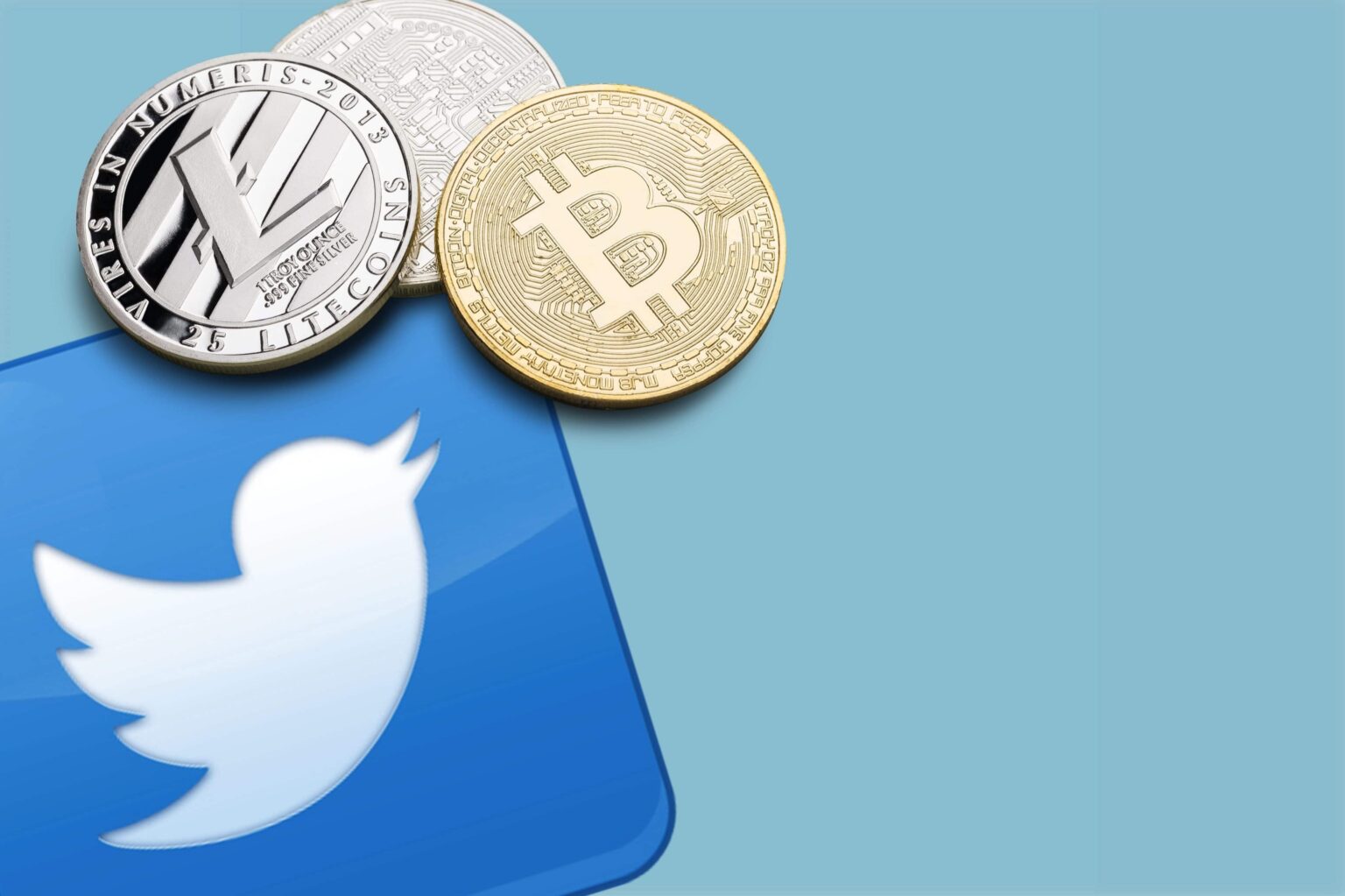 Logotipo do Twitter em azul sobre fundo azul claro, com moedas de criptomoeda Bitcoin dourada e Litecoin prateada no topo