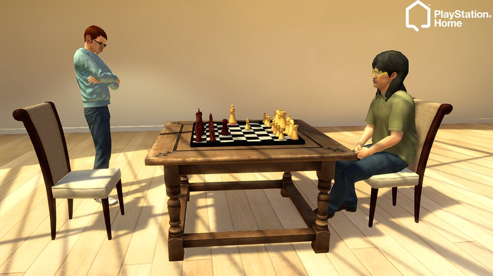 Captura de tela do PlayStation Home mostrando dois avatares 3D jogando xadrez em um ambiente de sala com mesa de madeira e cadeiras, com o logotipo PlayStation…