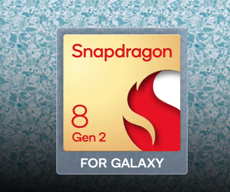Logotipo do processador Snapdragon 8 Gen 2 For Galaxy, da Qualcomm, sobre fundo azul com textura de água