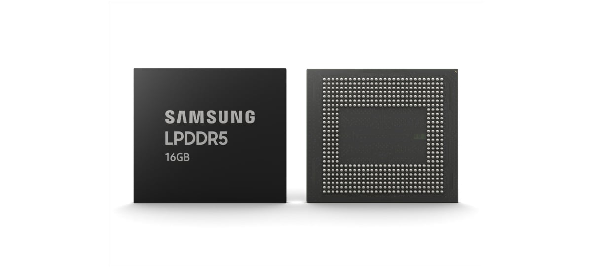 Dois chips de memória Samsung LPDDR5 de 16GB, um mostrando a face com o texto da marca e outro com a parte inferior cheia de contatos metálicos