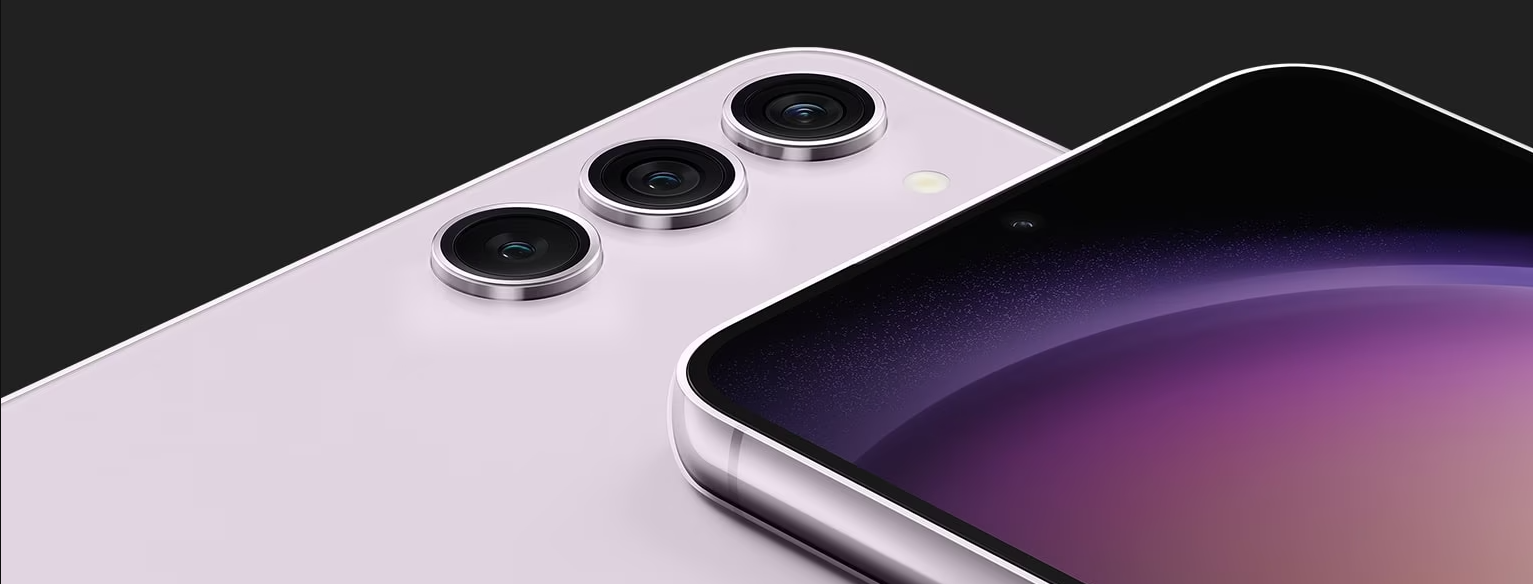 Smartphone Samsung Galaxy S23 na cor lilás, mostrando o conjunto de três câmeras traseiras e a tela AMOLED com borda curva