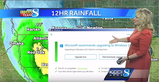 Apresentadora de telejornal aponta para janela do Windows 10 com aviso da Microsoft recomendando upgrade, sobreposta a mapa de chuvas da KCCI News