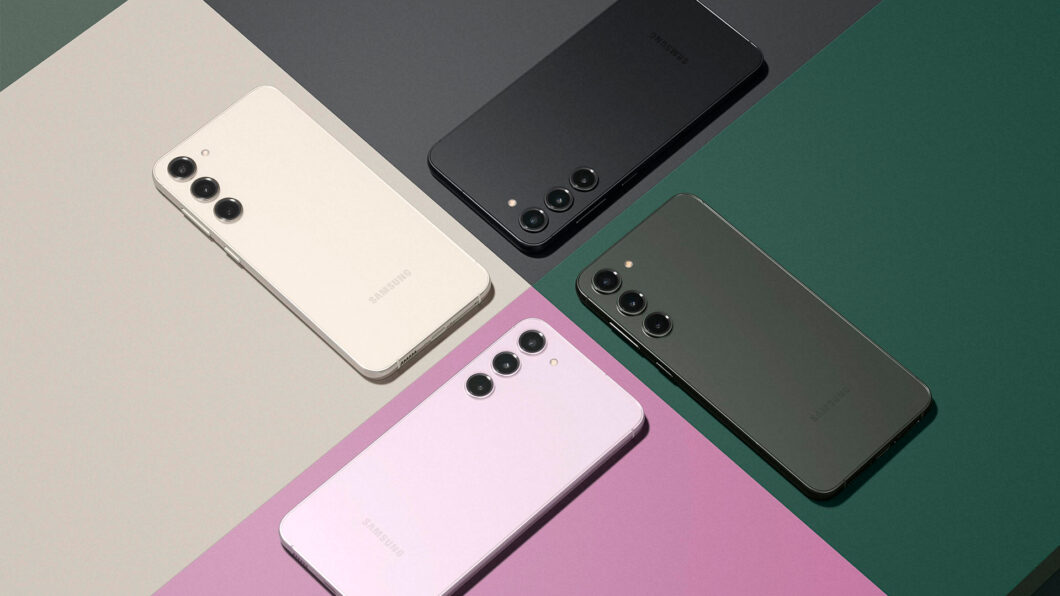 Quatro smartphones Samsung Galaxy S23 em cores diferentes, vistos de costas, sobre fundos coloridos em tons bege, preto, verde e rosa