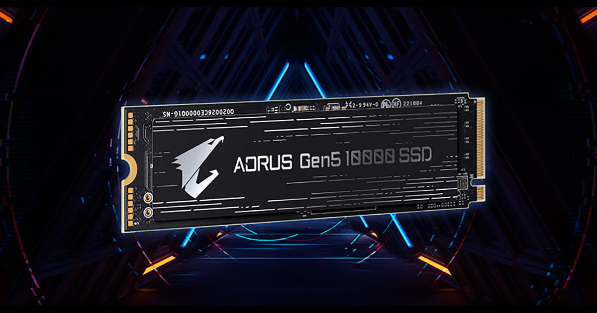 SSD Gigabyte Aorus Gen5 10000 PCIe 5.0 em destaque sobre fundo escuro com luzes azuis e laranjas