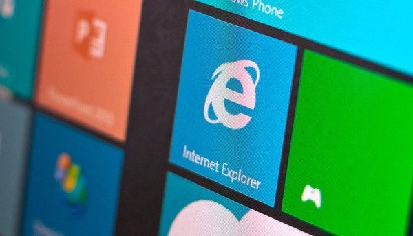 Tela do Windows 10 com o bloco do Internet Explorer em destaque, ao lado de outros blocos coloridos do menu Iniciar