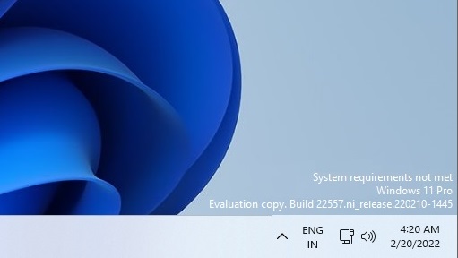 Área de trabalho do Windows 11 com marca d'água "System requirements not met" e aviso de cópia de avaliação, alertando sobre requisitos mínimos não atendidos