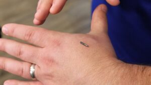 Como funcionam os microchips implantados sob a pele?