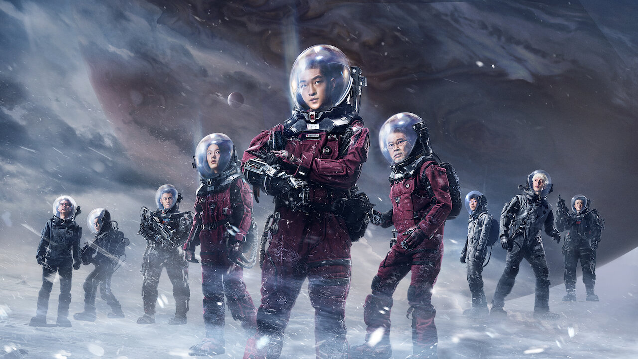 Grupo de astronautas com trajes vermelhos e capacetes em uma paisagem nevada de outro planeta, com um gigante gasoso ao fundo, cena de ficção científica