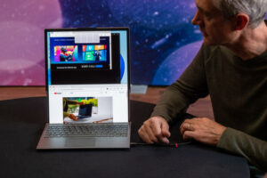 Lenovo exibe notebook com tela enrolável: de 12,7 polegadas para 15,3 em segundos