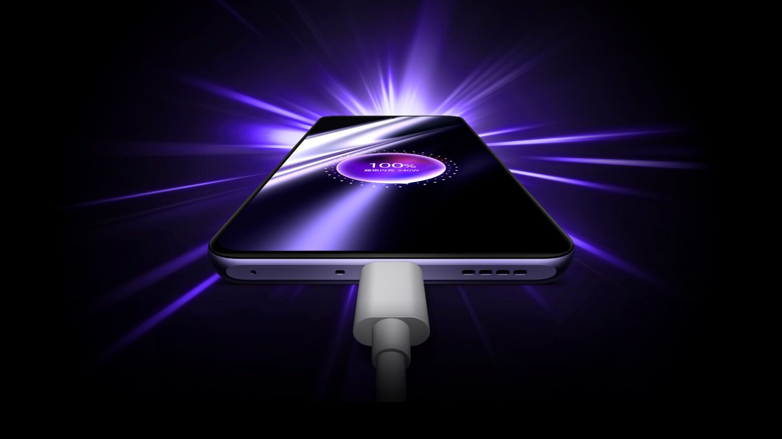 Smartphone com cabo USB-C conectado à base, tela exibindo 100% de carga e raios de luz roxa ao fundo, destacando a carga rápida