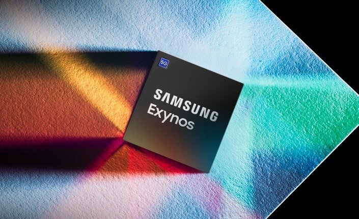 Chip processador Samsung Exynos com selo 5G sobre fundo de luz colorida projetada em superfície texturizada