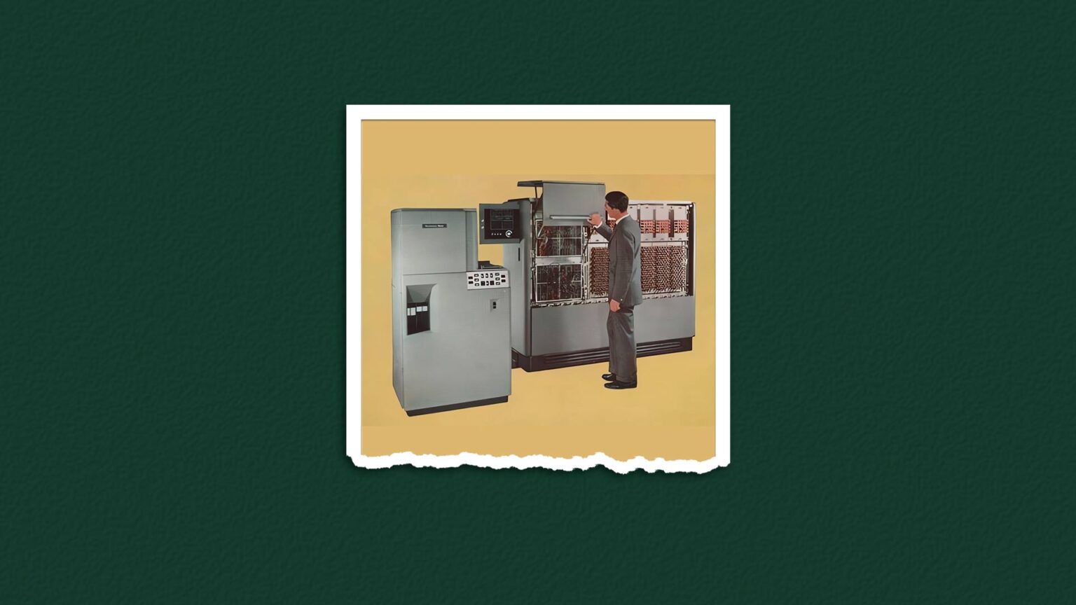 Computador de grande porte dos anos 1960 com painéis de válvulas e unidade de armazenamento, e um homem de terno em pé ao lado observando a máquina