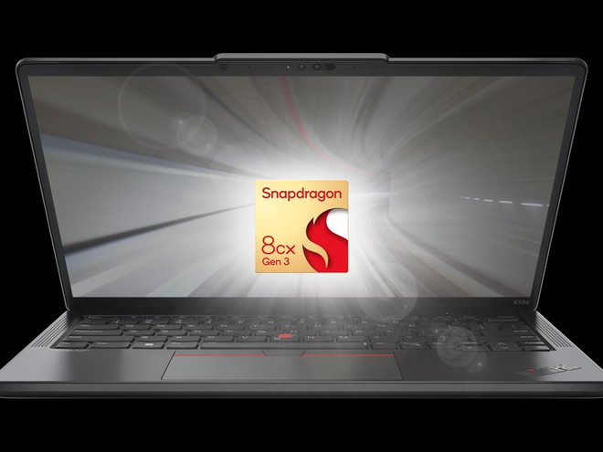 Notebook Lenovo ThinkPad X13s de tela aberta exibindo o logo do processador Snapdragon 8cx Gen 3 sobre fundo de túnel em movimento