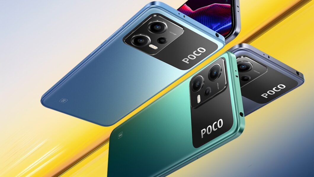 Três smartphones Poco em tons azul, verde e azul-escuro, com câmeras traseiras e a marca Poco visível, sobre fundo amarelo e azul