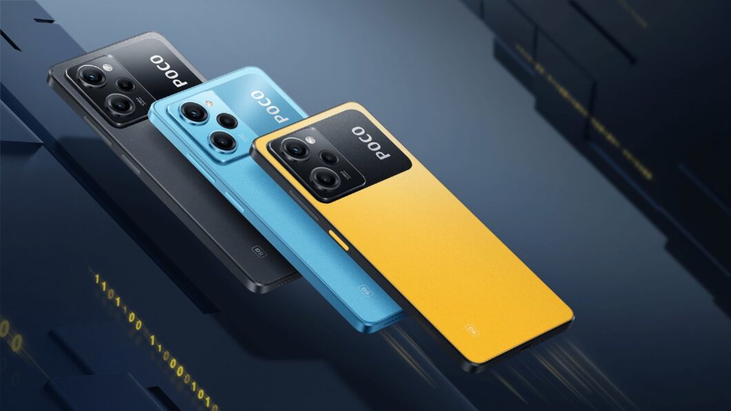 Três smartphones Poco X5 em cores preta, azul e amarela, dispostos em diagonal sobre um fundo azul escuro digital