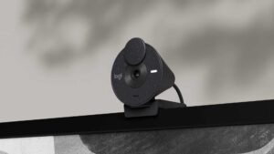 Logitech lança webcam Brio 300 com correção de luz e redução de ruído no Brasil