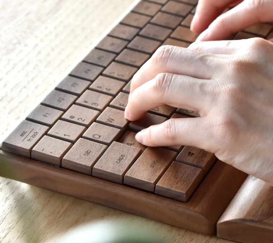 Esse teclado mecânico sem fio é de madeira