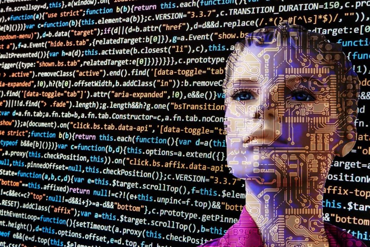 Rosto feminino com circuitos eletrônicos sobreposto a uma tela cheia de código-fonte em linguagem de programação, simbolizando inteligência artificial