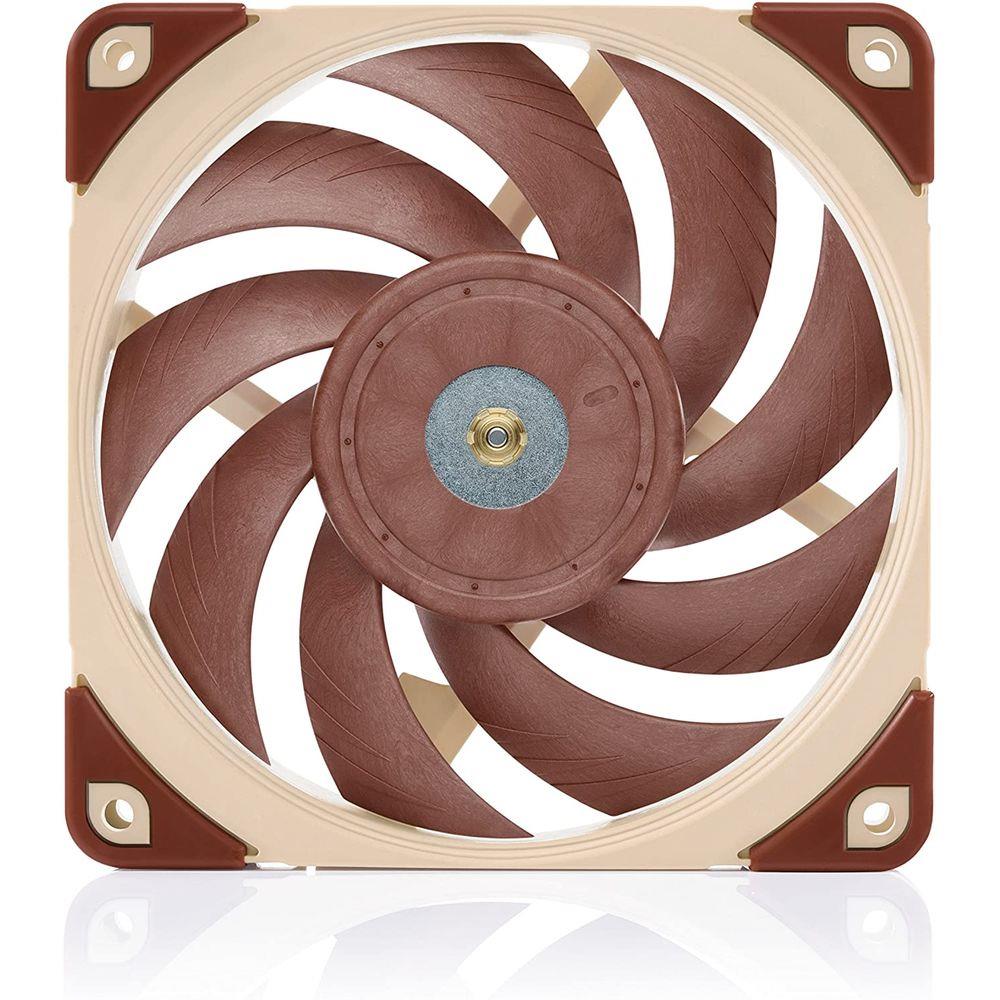 Cooler de ventilador Noctua de cor marrom e bege com pás curvas, visto de frente sobre fundo branco