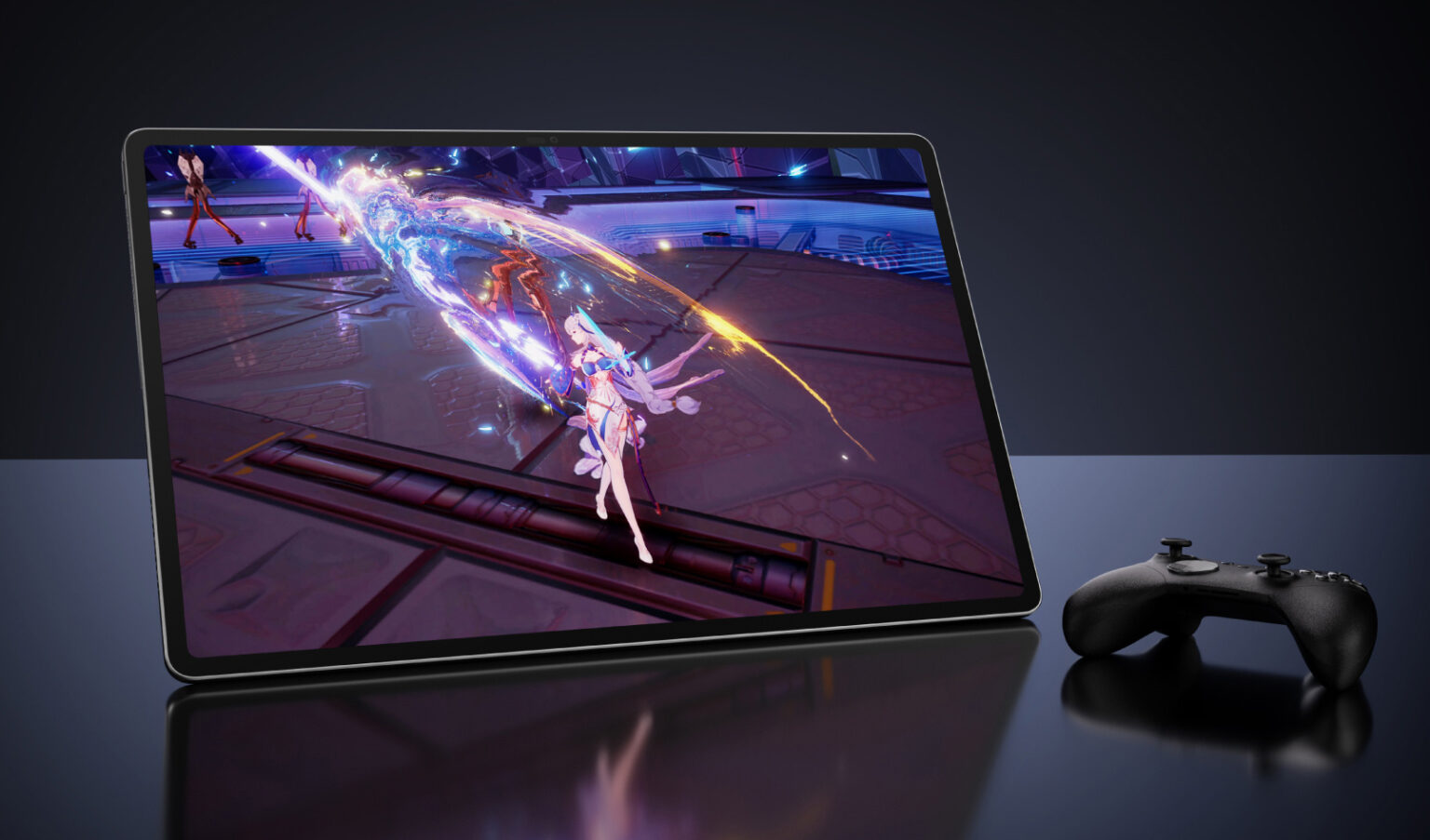 Tablet gamer exibindo jogo de ação com personagem de cabelos prateados e efeitos de energia azul, ao lado de um controle preto sobre superfície refletiva
