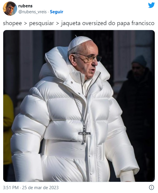 Homem idoso de óculos e solidéu branco usando jaqueta acolchoada branca oversized com gola alta, em uma rua, em tom de meme