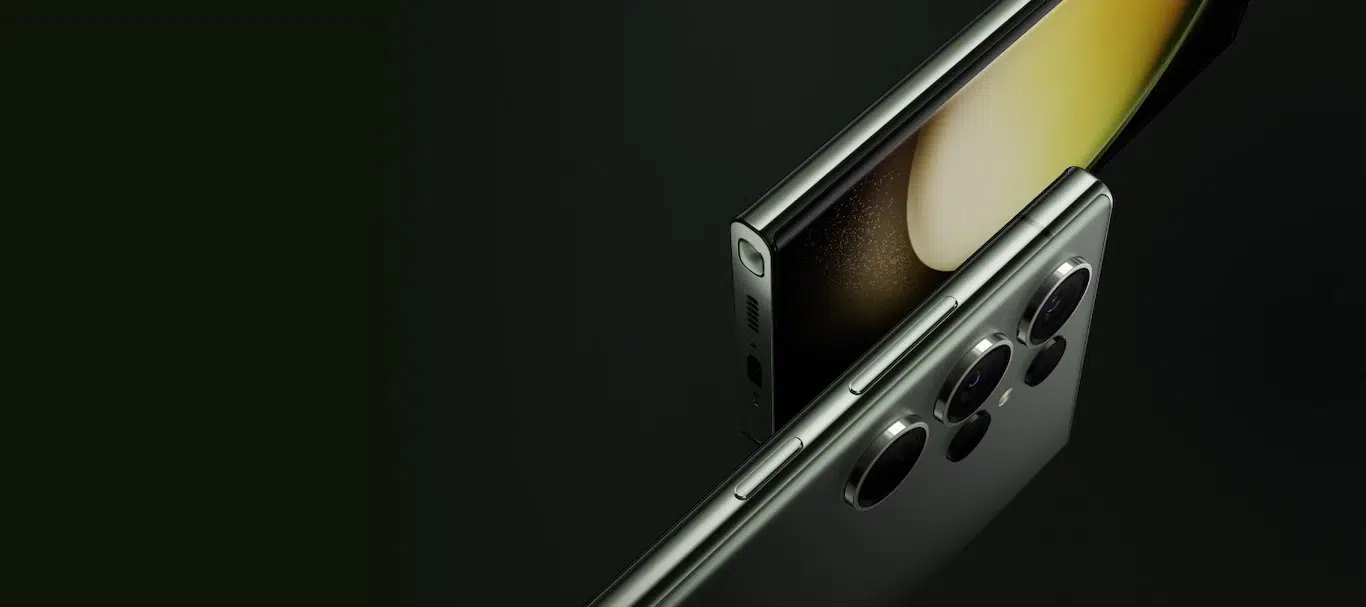 Smartphone Samsung Galaxy S23 Ultra em ângulo, mostrando a traseira com o conjunto de câmeras e a tela com fundo escuro